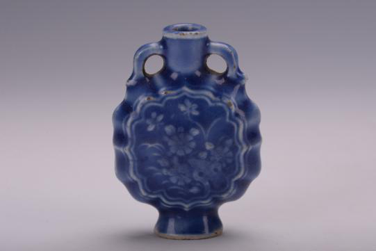 清藍(lán)釉印花花卉紋鼻煙壺